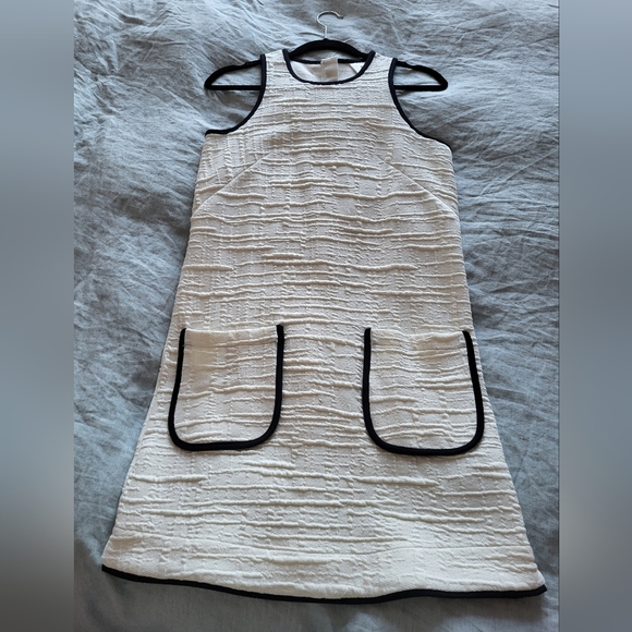 Black and white shift dress, tags still on.  Xs - Picture 1 of 7